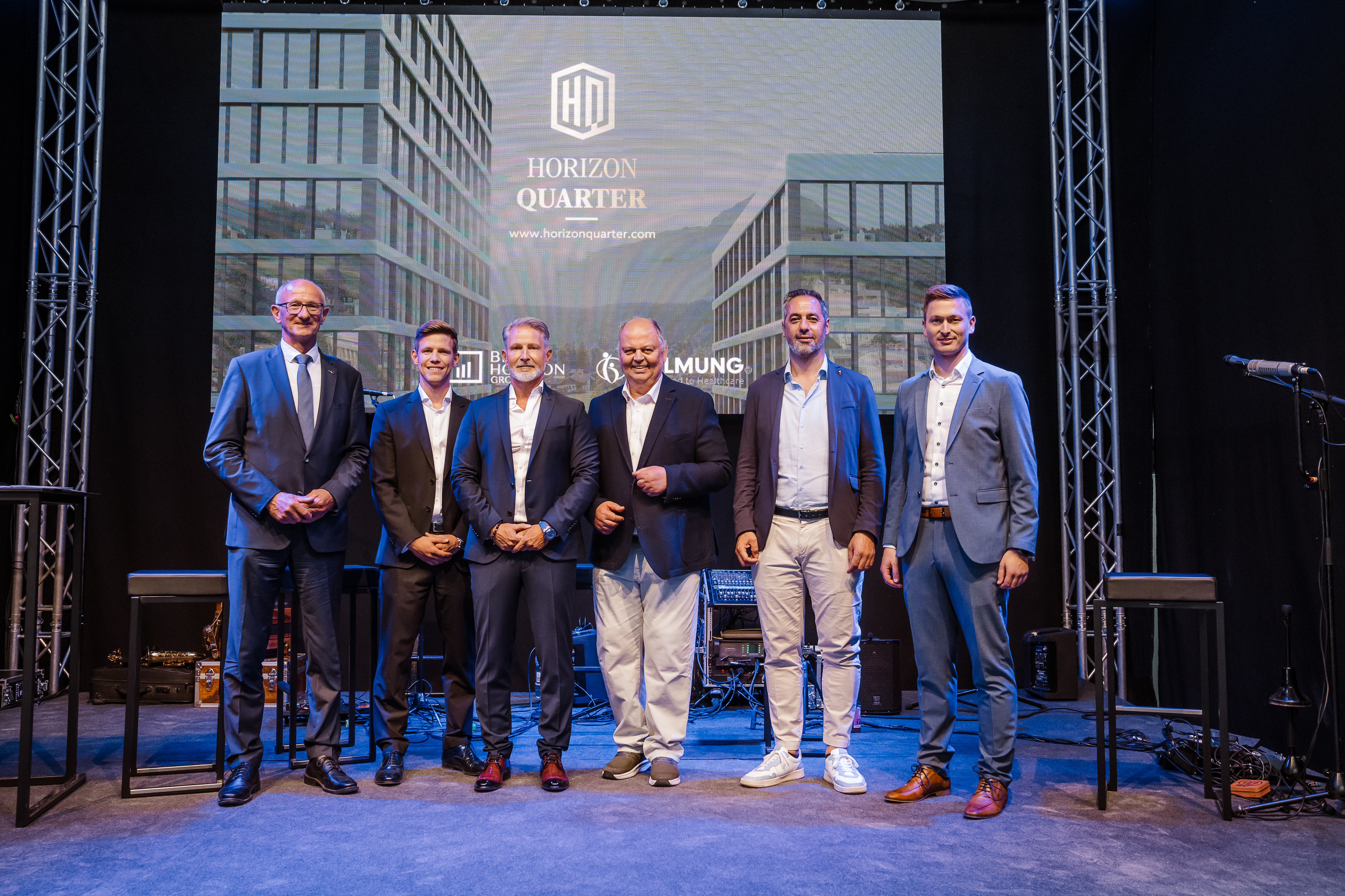 v.l.n.r.: Anton Mattle (Landeshauptmann Tirol), Simon Mitterer (COO Balmung Medical), Engelbert Leobacher (CEO & Owner Balmung Medical), Herbert Rieder (Bürgermeister Kirchbichl), Thomas Meusburger (Geschäftsführer Goldbeck-Rhomberg) und Florian Kirchmair (Managing Director BlackHorizon Group). (Bildquelle: Dominik Zwerger)